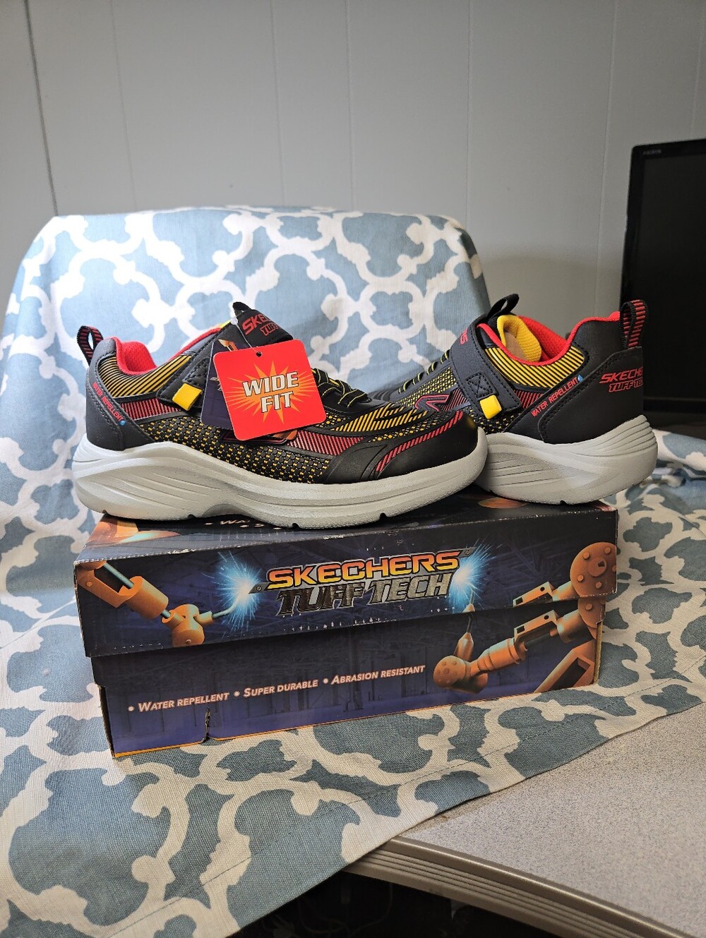 NIB BOYS SKECHERS HYDRO-TRONIX BLK & RD  SZ 3  WIDE FIT WATER REPELLENT velcro
